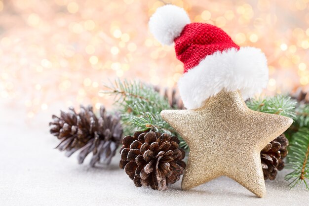 Fundo de Natal. Estrela de Natal e chapéu de Papai Noel. Cartão de felicitações.