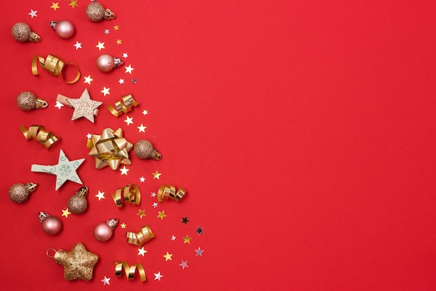 Fundo de Natal festivo ou cartão vermelho e dourado Decorações de férias e fundo vermelho de confeção