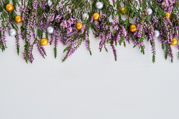 Fundo de natal. fronteira de urze comum com decoração em fundo branco. copie o espaço, vista superior.