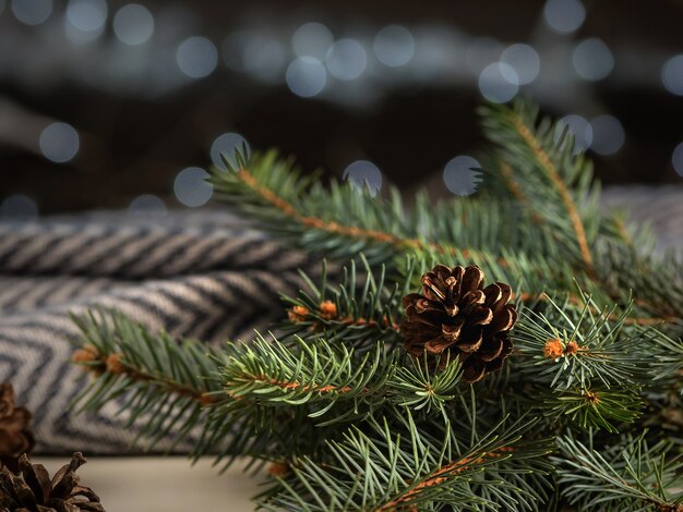 Fundo de natal. galho de árvore de natal, cones, xadrez, bokeh,