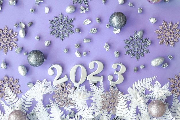 Fundo de natal lilás com números 2023 e detalhes de decoração plano