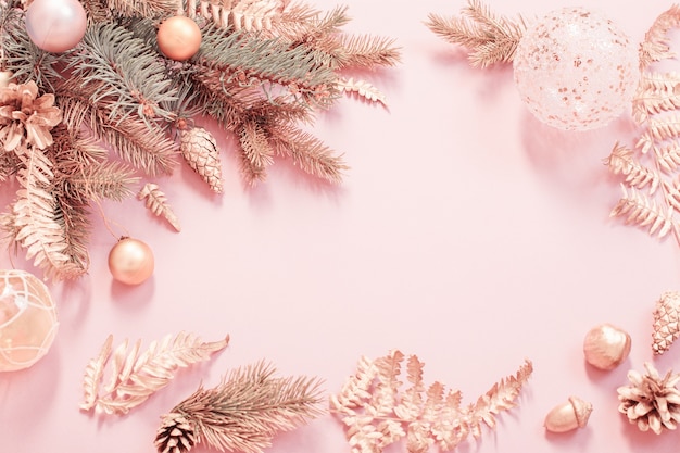 Fundo de Natal moderno e bonito nas cores rosa e dourado