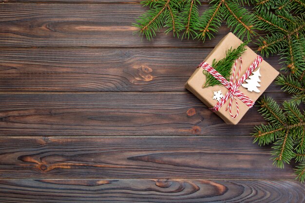 Fundo de Natal Presente de Natal com ramos de abeto em fundo branco de madeira com espaço de cópia Vista plana leiga, vista superior