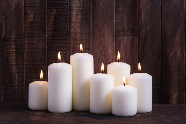 Fundo de Natal queimando velas com espaço de cópia para os cumprimentos do feriado