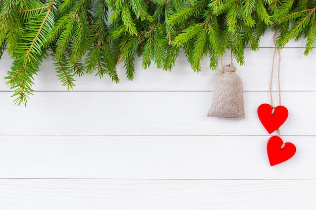 Fundo de Natal. Árvore de Natal com decoração em fundo branco de madeira com espaço de cópia