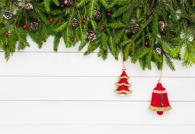 Fundo de Natal. Árvore de Natal com decoração em fundo branco de madeira com espaço de cópia