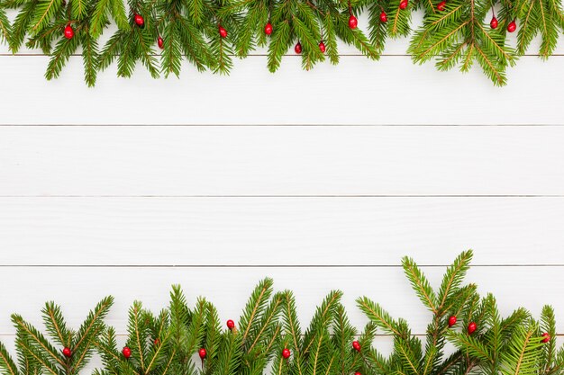 Fundo de natal. Árvore de Natal com decoração em fundo branco placa de madeira com espaço de cópia.