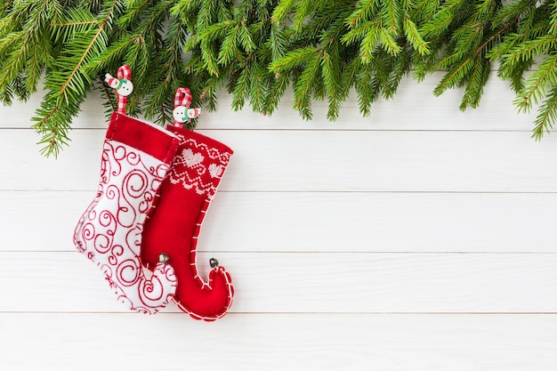 Fundo de Natal. Árvore de Natal com meias de Natal no fundo branco da placa de madeira com espaço de cópia