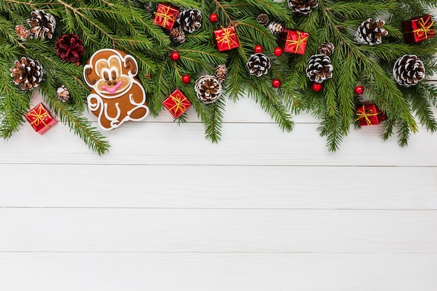 Fundo de natal. Árvore de Natal, presentes, macaco em fundo branco de madeira. Copie o espaço