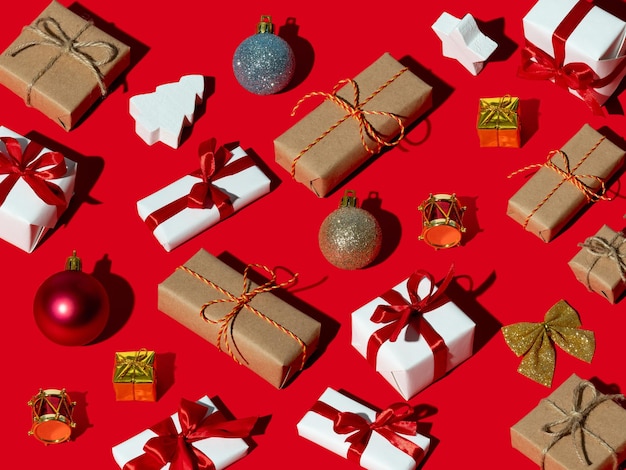 Fundo de natal vermelho padrão de presente artesanal decoração de festa de ano novo arranjo festivo colorido rústico