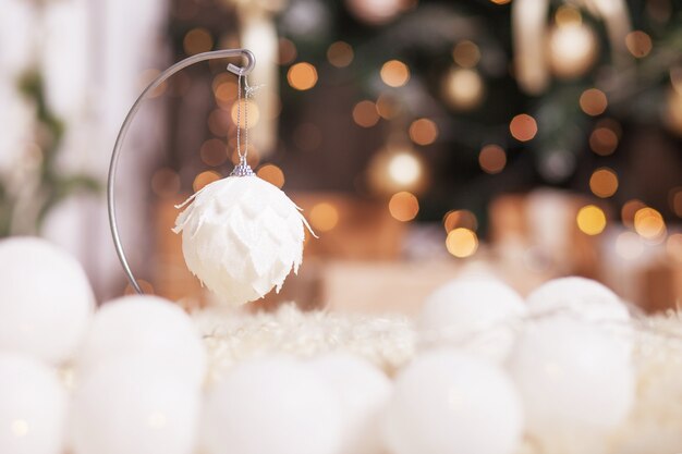 Fundo de Natal vintage. Decoração de Natal contra pinheiro desfocar luzes. Lua festiva, luz mágica. Branco e dourado. Copiar espaço, foco selecionado