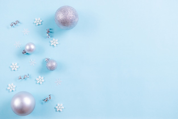Fundo de natal. Vista superior da bola de Natal com flocos de neve em pastel azul claro