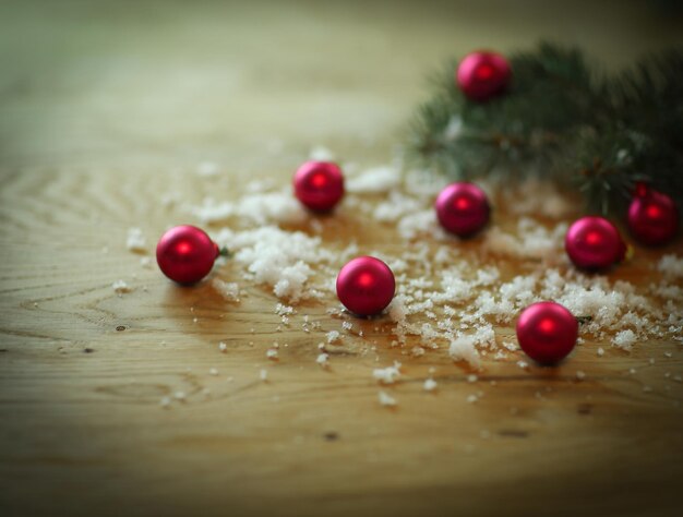 Fundo de natalbolas de natal em uma mesa de madeira