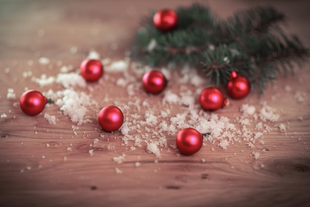 Fundo de natalBolas de natal em uma mesa de madeira