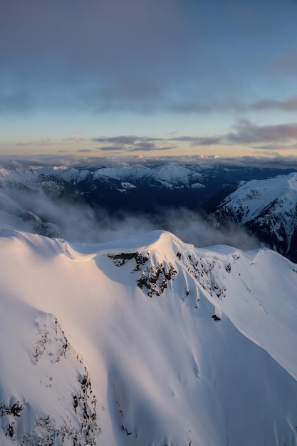 Fundo de natureza canadense de paisagem de montanha aérea