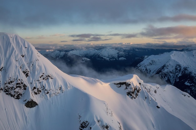 Fundo de natureza canadense de paisagem de montanha aérea