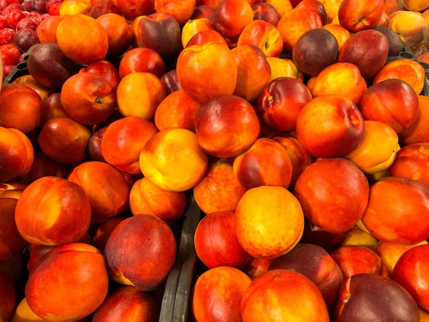 Fundo de nectarinas maduras (prunus persica) deitadas umas sobre as outras