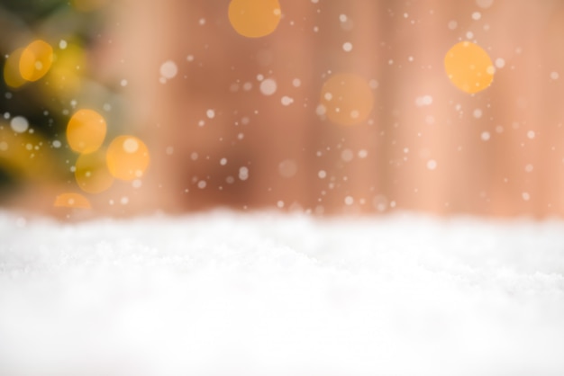 Fundo de neve com bokeh de luz amarela