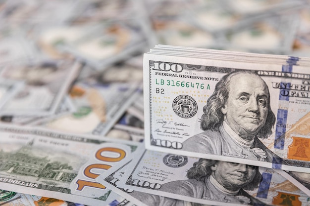 Fundo de notas de dólar americano Dinheiro espalhado na mesa Fotografia para conceitos de finanças e economia