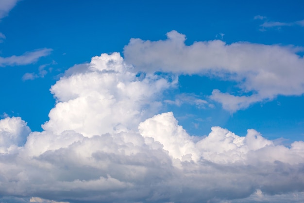 Fundo de nuvens brancas no céu azul