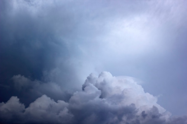 Fundo de nuvens e céu embaçado.