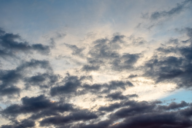 Fundo de nuvens escuras no céu