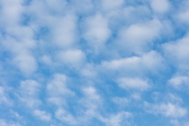 Fundo de nuvens no céu azul. foco suave