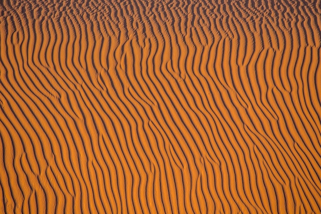 Fundo de ondas de areia no deserto de Wadi Rum, Jordânia