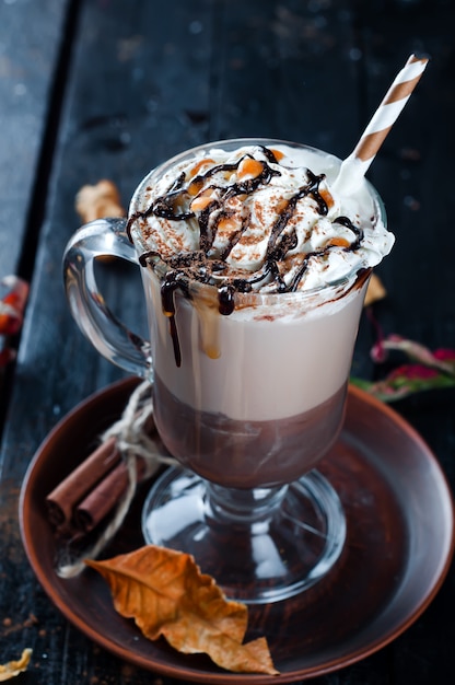 Fundo de Outono com xícara de café quente
