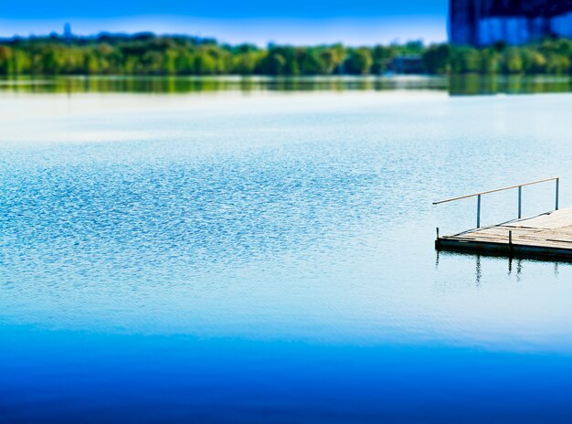 Fundo de paisagem do cais do rio vazio