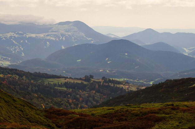 fundo de paisagem montanhosa