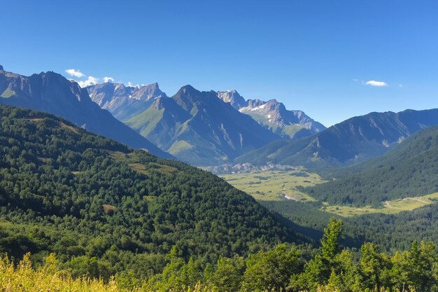 fundo de paisagem montanhosa