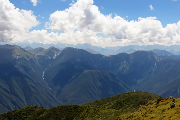 fundo de paisagem montanhosa