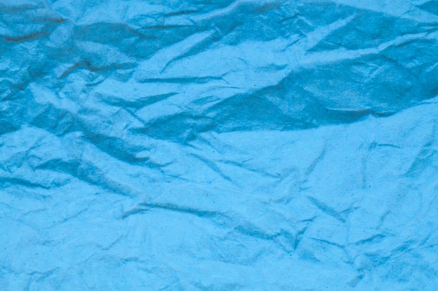 Fundo de papel amassado azul.