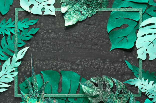 Fundo de papel artesanal, quadro com folhas tropicais exóticas, com espaço de texto no escuro