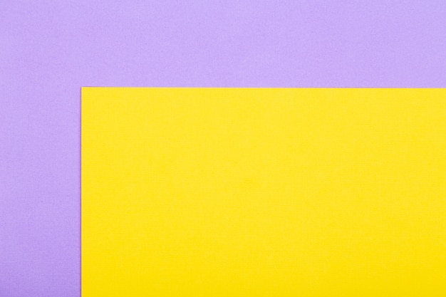 Fundo de papel geométrica de cores amarelas e roxas. Maquete plana