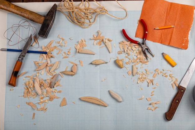 Foto fundo de papel milimetrado de madeira artesanal de táculos de pesca com ferramentas e espaços em branco.