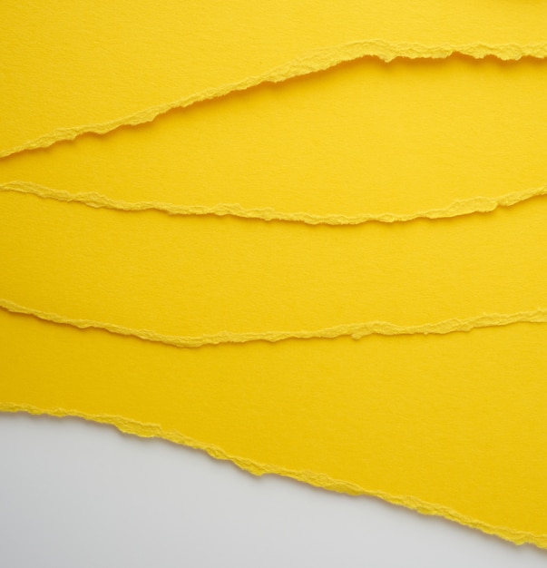 Fundo de papel rasgado amarelo em camadas com uma sombra, pano de fundo e modelo para designer