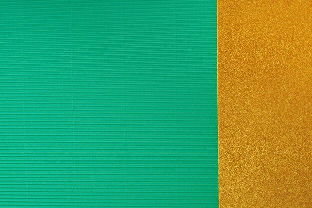 Fundo de papelão ondulado verde com espaço de glitter dourado