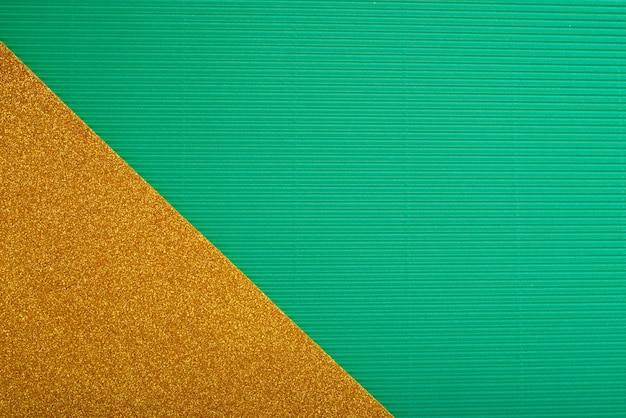Fundo de papelão ondulado verde com espaço de glitter dourado