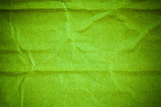 Fundo de papelão verde amassado texturizado.