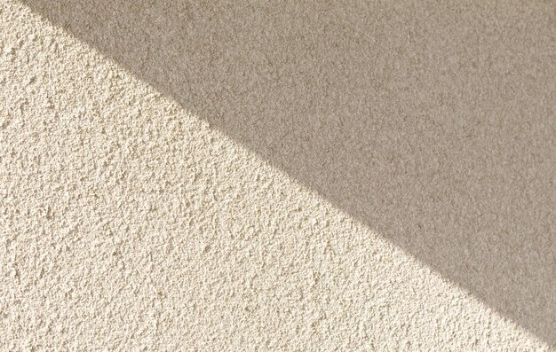 Fundo de parede de concreto leve com sombra Textura clássica branca para fundo de designer Superfície iluminada áspera Parede de concreto com revestimento de concreto de concreto leve de gesso