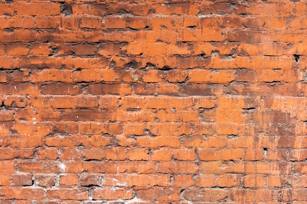 Fundo de parede vermelha de tijolos vazios de uma velha casa de tijolos