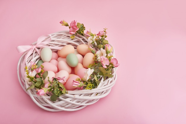 Fundo de Páscoa com ovos pintados no ninho.