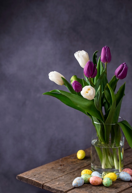Fundo de Páscoa com tulipas e ovos