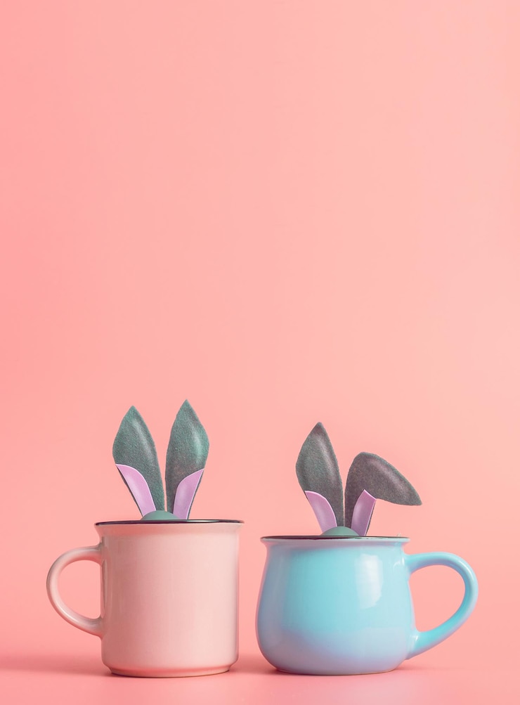 Foto fundo de páscoa fofo e fofo com círculos a partir dos quais as orelhas do coelhinho da páscoa aparecem ao lado dos ovos de páscoa