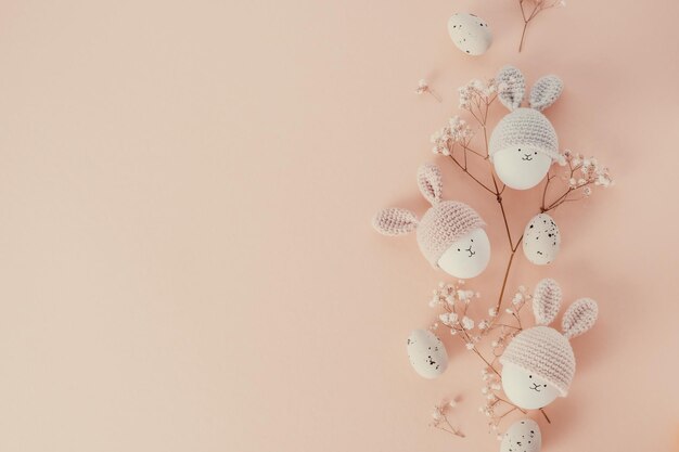 Foto fundo de páscoa ovos de coelho em fundo rosa pastel espaço de cópia