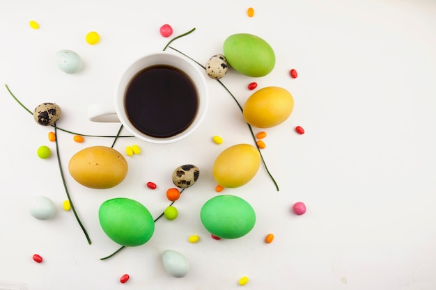 Fundo de Páscoa, ovos de Páscoa coloridos e decorações em um fundo claro