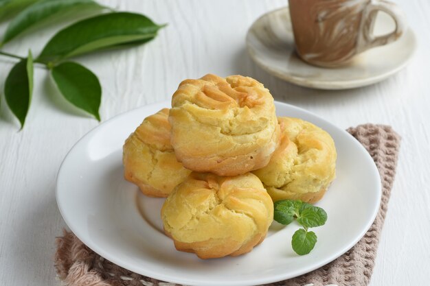 Fundo de pastelaria de choux ou folhados de creme recheados com creme de chocolate