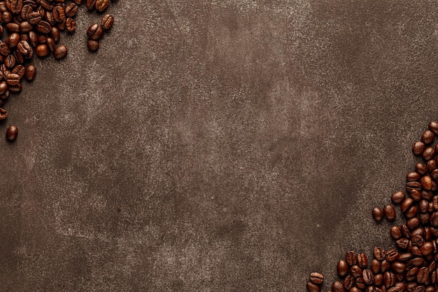 Fundo de pedra com grãos de café em cantos opostos